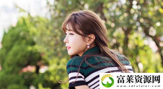 小雪解開乳罩給老楊摸
